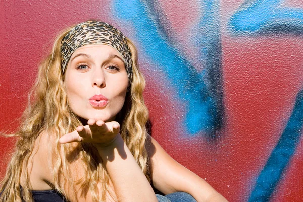 Glad ung kvinna blåser kiss eller kyssar — Stockfoto