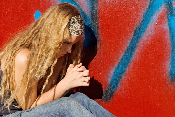 Chica cristiana o adolescente diciendo oraciones, las manos apretadas orando —  Fotos de Stock