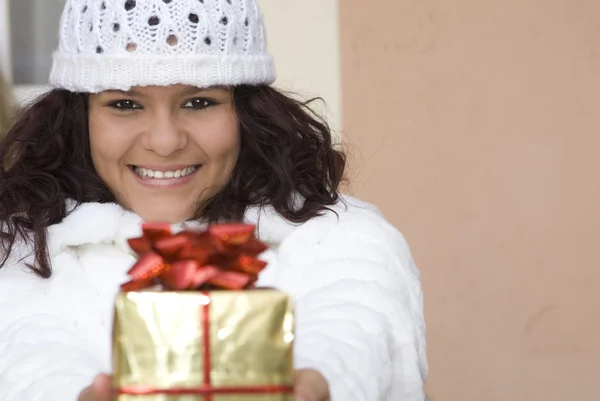 Chica feliz dando vacaciones de Navidad o regalo de cumpleaños o regalo — Foto de Stock