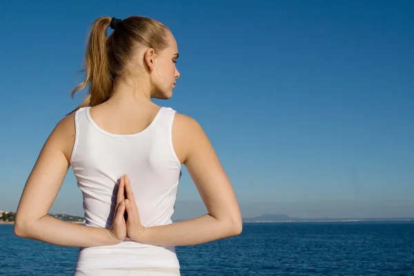 Avkoppling meditation yogaställning, Kvinna avkopplande vid havet på sommaren Akti — Stockfoto