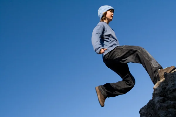 Feliz niño sano jugando al aire libre escalada en roca —  Fotos de Stock