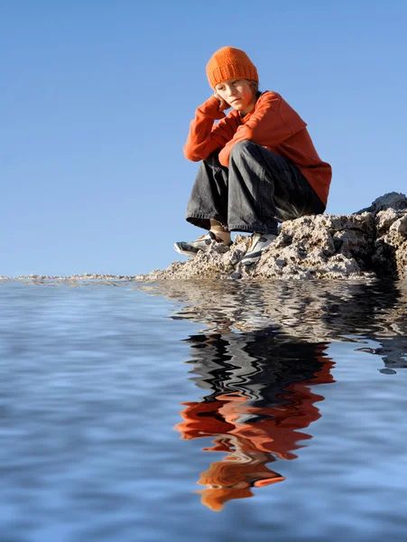 Açık havada tek başına oturan üzgün yalnız depresyonda çocuk — Stok fotoğraf