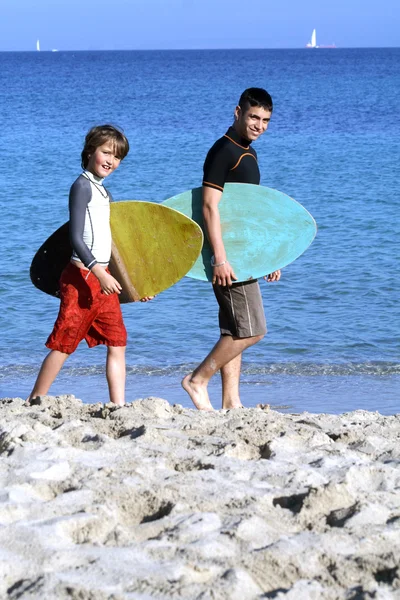 Υγιές ταιριάζει ενεργό παιδί με surf εκπαιδευτής ή δάσκαλος στην παραλία το καλοκαίρι va — Φωτογραφία Αρχείου
