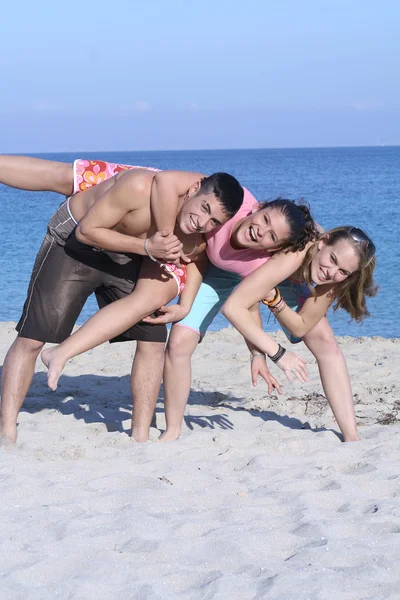 Feliz grupo de adolescentes o jóvenes en vacaciones de verano en la playa —  Fotos de Stock