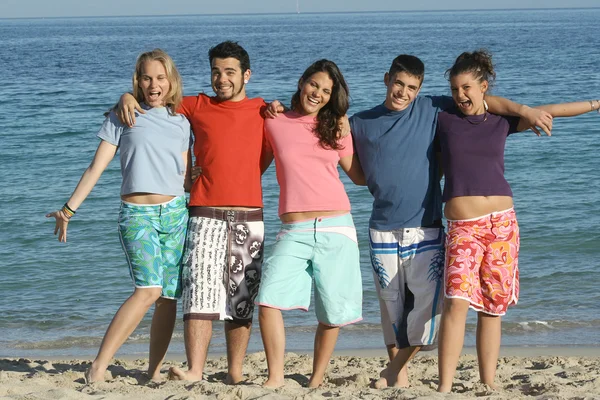 Grupa studentów różnych na letnie i wiosenne wakacje lub urlop w — Zdjęcie stockowe
