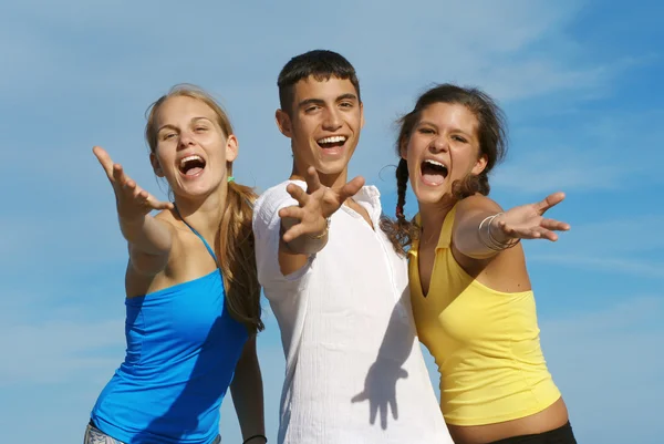 Grupo feliz de adolescentes o jóvenes cantando —  Fotos de Stock