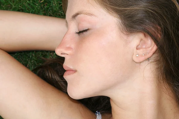 Πρόσωπο γυναίκας κοιμάσαι με όμορφο σαφές δέρμα — Φωτογραφία Αρχείου