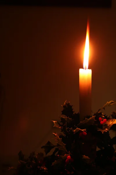 Svátek vánoční se svíčkou s holly dekorace — Stock fotografie