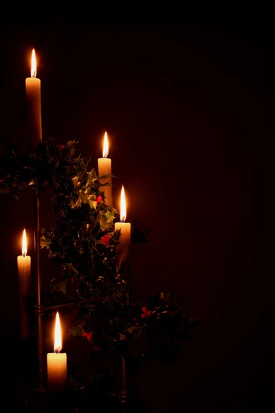 Osvětlený vánoční prázdniny svíčky s holly — Stock fotografie