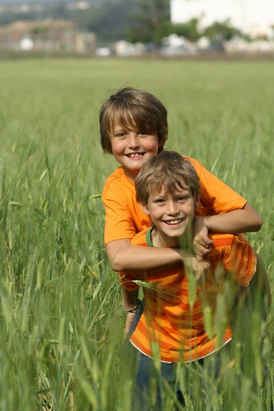 Mutlu sağlıklı formda etkin çocuk veya çocuklar oynarken açık havada omzunda — Stok fotoğraf