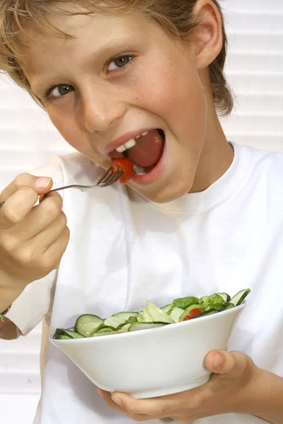 Παιδί ή παιδί που τρώει υγιεινή διατροφή της σαλάτας — Φωτογραφία Αρχείου
