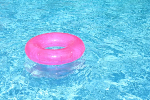 リラックスした夏の休暇または休日スイミング プールの概念 — ストック写真