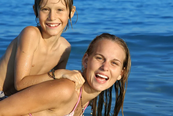 Jeune famille, mère et fils jouant sur la plage en vacances d'été ou en vacances — Photo