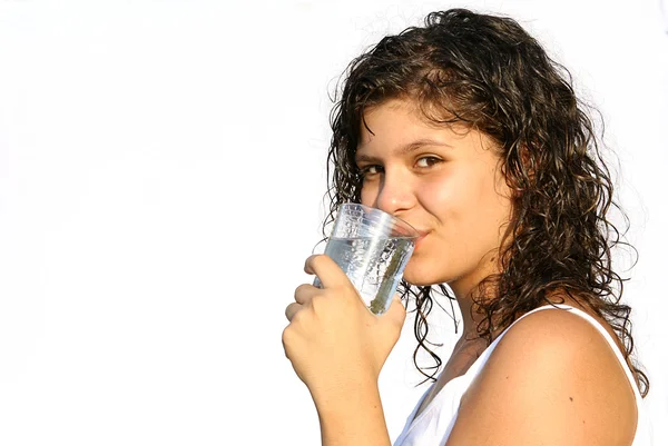 Mujer o niña bebiendo sano vaso de agua de vidrio — Foto de Stock