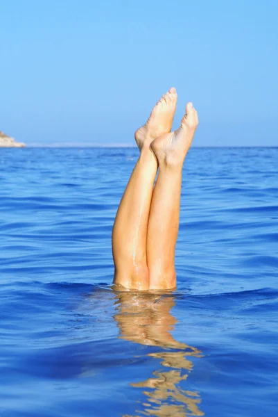 Sommerurlaub, Frau taucht ins Meer — Stockfoto