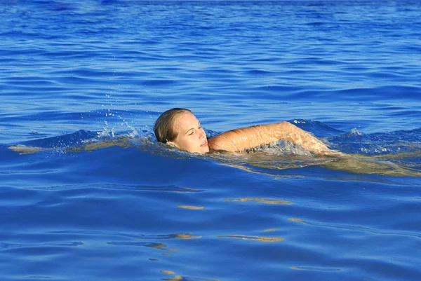 Fit mujer sana activa ejercicio de natación en el mar —  Fotos de Stock