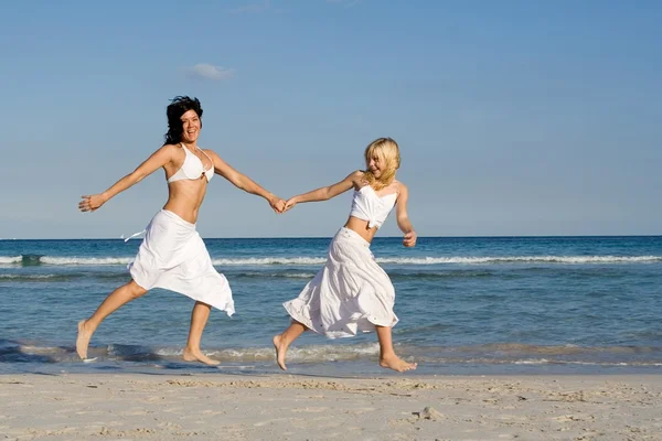 Happy family, mother and daughter running on beach on summer vacation holid — Stock Photo, Image