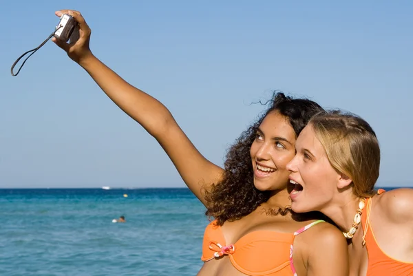 Jovens tirando fotos com câmera na praia — Fotografia de Stock