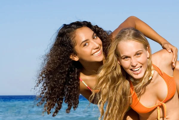 Zróżnicowane nastolatki gry w piggyback na letnie wakacje lub wiosenne vacati — Zdjęcie stockowe
