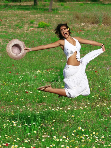 Boldog egészséges fiatal nő, ugrás a nyáron vagy tavasszal — Stock Fotó
