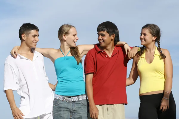 Gemengde groep van uiteenlopende studenten, tieners, tieners of jeugd, — Stockfoto