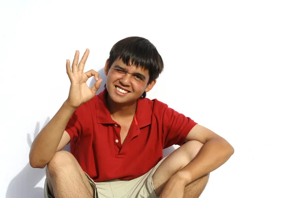 Счастливый улыбающийся мальчик-евразиец, подросток или молодежь — стоковое фото