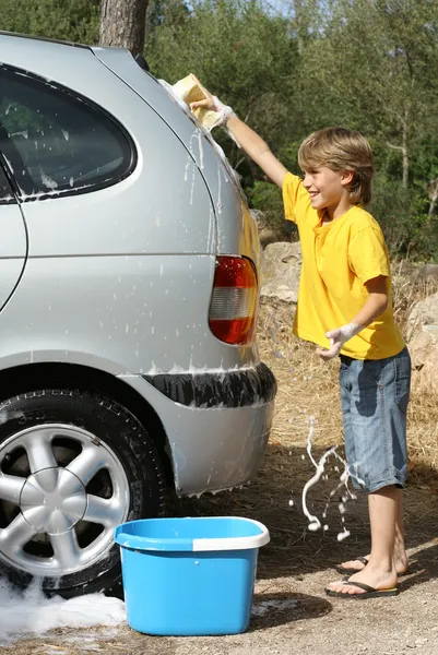 Temizlik veya araba yıkama eğleniyor oynayan çocuk — Stok fotoğraf