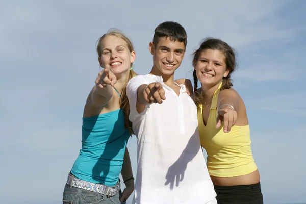 Adolescentes señalando — Foto de Stock