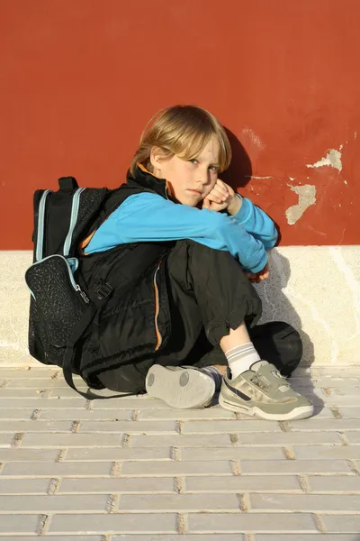 学校の子供、子供、学生または男の子悲しい孤独ないじめ — ストック写真