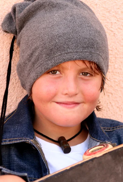 Unga glada skater boy holding, skateboard och leende — Stockfoto