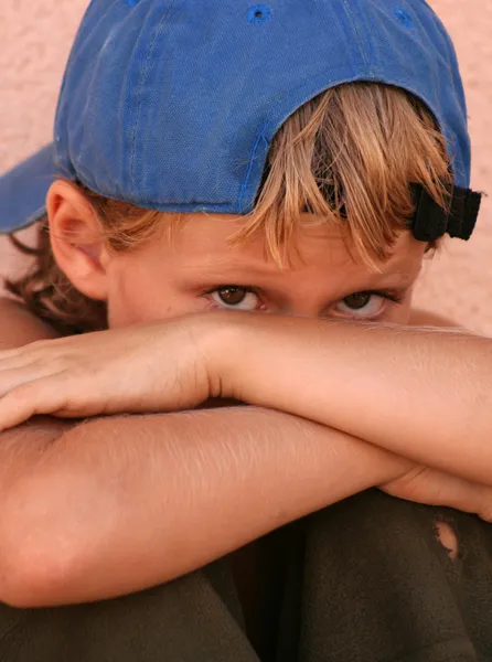 Сором'язливий самотній нещасний наляканий сумний вуличний хлопчик — стокове фото