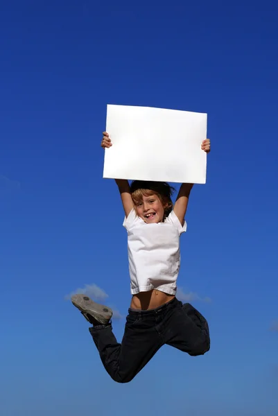 Dítě drží prázdnou bílou tabuli nebo znak — Stock fotografie