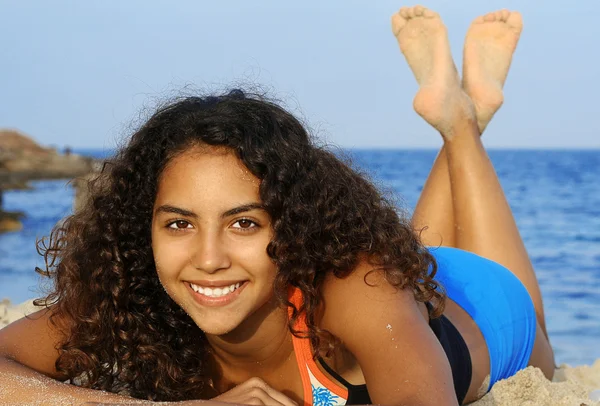 Vackra glada leende kvinna avkopplande sola på stranden — Stockfoto