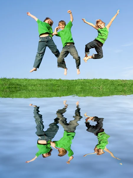 Glada barn hoppar — Stockfoto