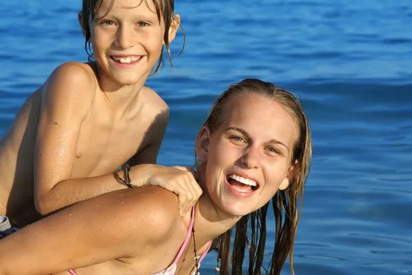 Young family, mother and son playing on beach on summer holiday or vacation — Stock Photo, Image