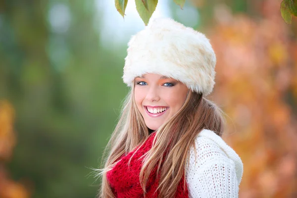 Felice donna autunnale sorridente con cappello di pelliccia — Foto Stock