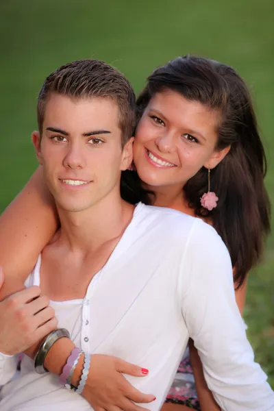 Улыбающаяся молодая пара с белыми идеальными прямыми зубами — стоковое фото