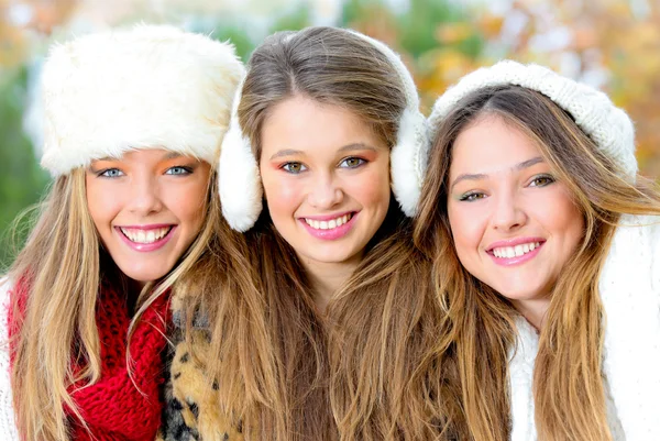 Група зимових дівчат або молодих жінок з ідеальними білими зубами — стокове фото