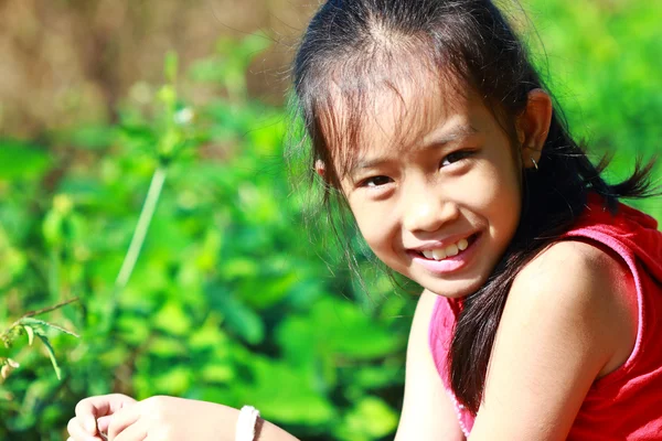 Portre bir bahçede küçük kıza — Stok fotoğraf