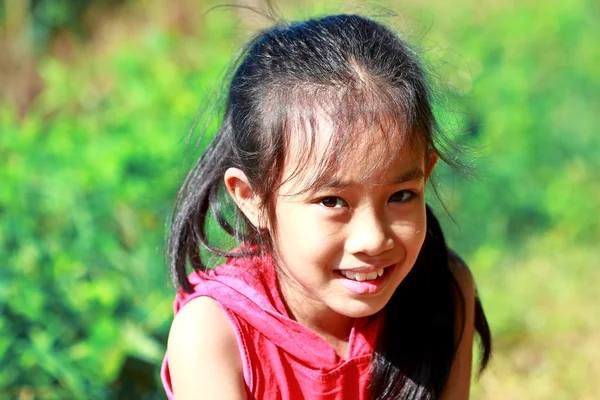Portre bir bahçede küçük kıza — Stok fotoğraf