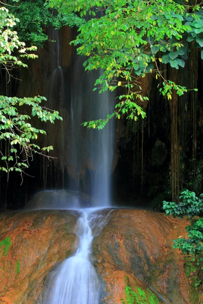 Природа водопада — стоковое фото