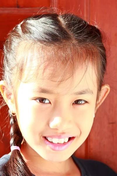 Closeup πορτρέτο ενός ευτυχής νεαρού κοριτσιού — Φωτογραφία Αρχείου