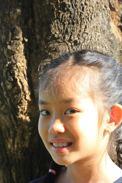 Close-up van een meisje geven u een mooie glimlach — Stok fotoğraf
