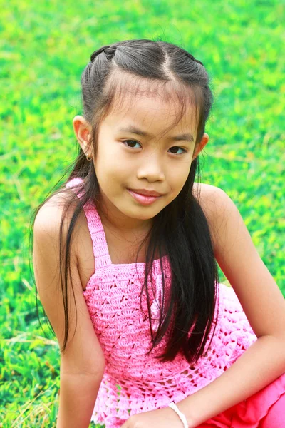 Gadis Asia duduk dan berekspresi — Stok Foto