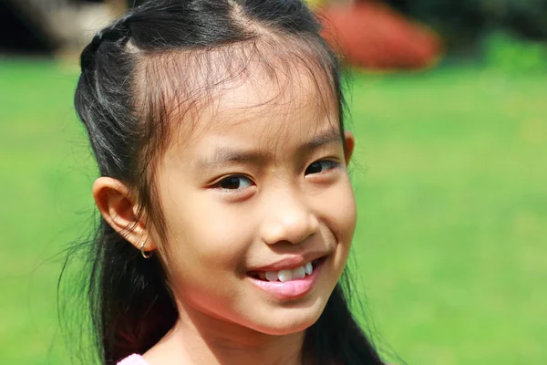 Petite fille souriante — Photo