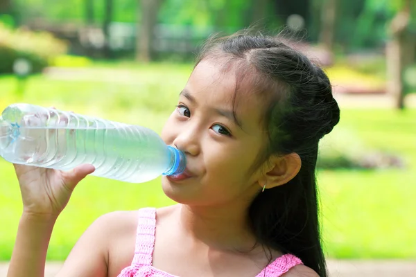 Niña bebiendo agua en el entrenamiento, al aire libre —  Fotos de Stock