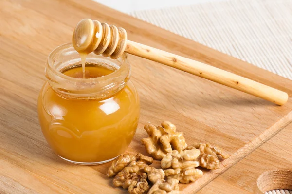 Včelí med s ořechy — Stock fotografie
