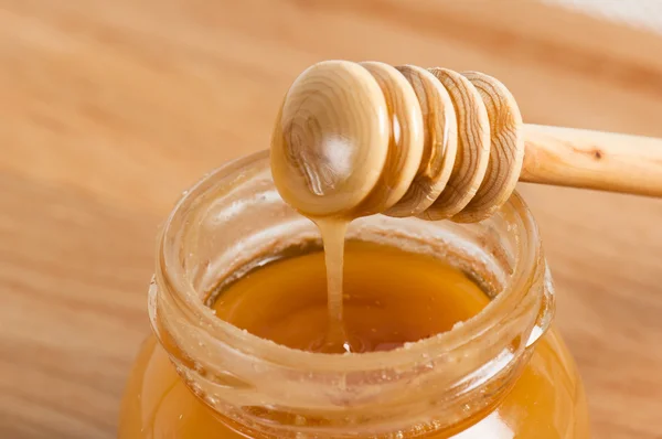 Jarra de miel de oro fresco — Foto de Stock