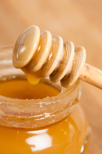 Jarra de miel de oro fresco —  Fotos de Stock