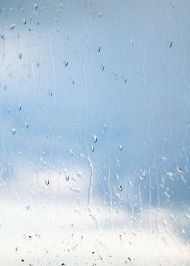 cam üzerine bir yağmur damlaları